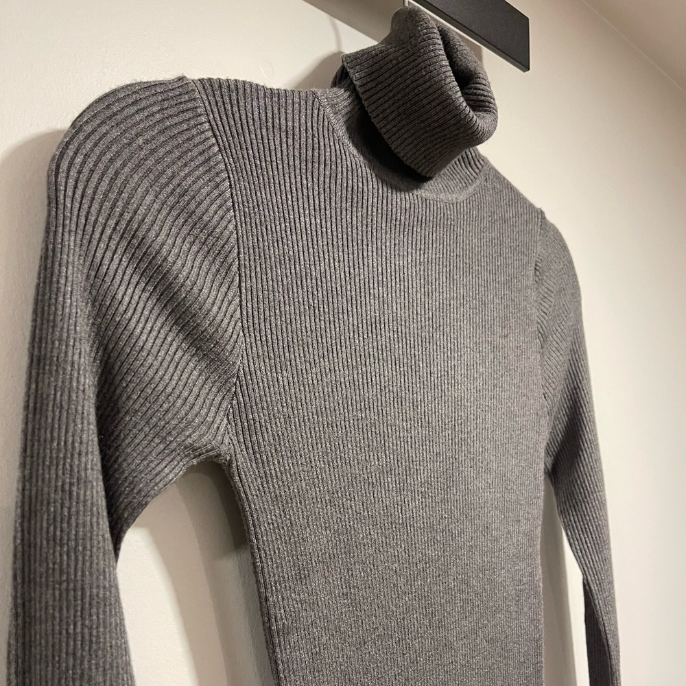 HAILEY RIBBED TURTLENECK BODYCON SWEATER DRESS IN CHARCOAL SMALL - Picture 4 of 6